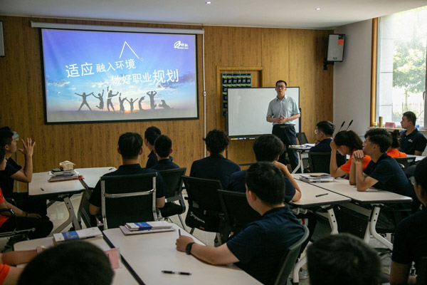 聚鑫汇控股2022年应届毕业生入职培训圆满结束